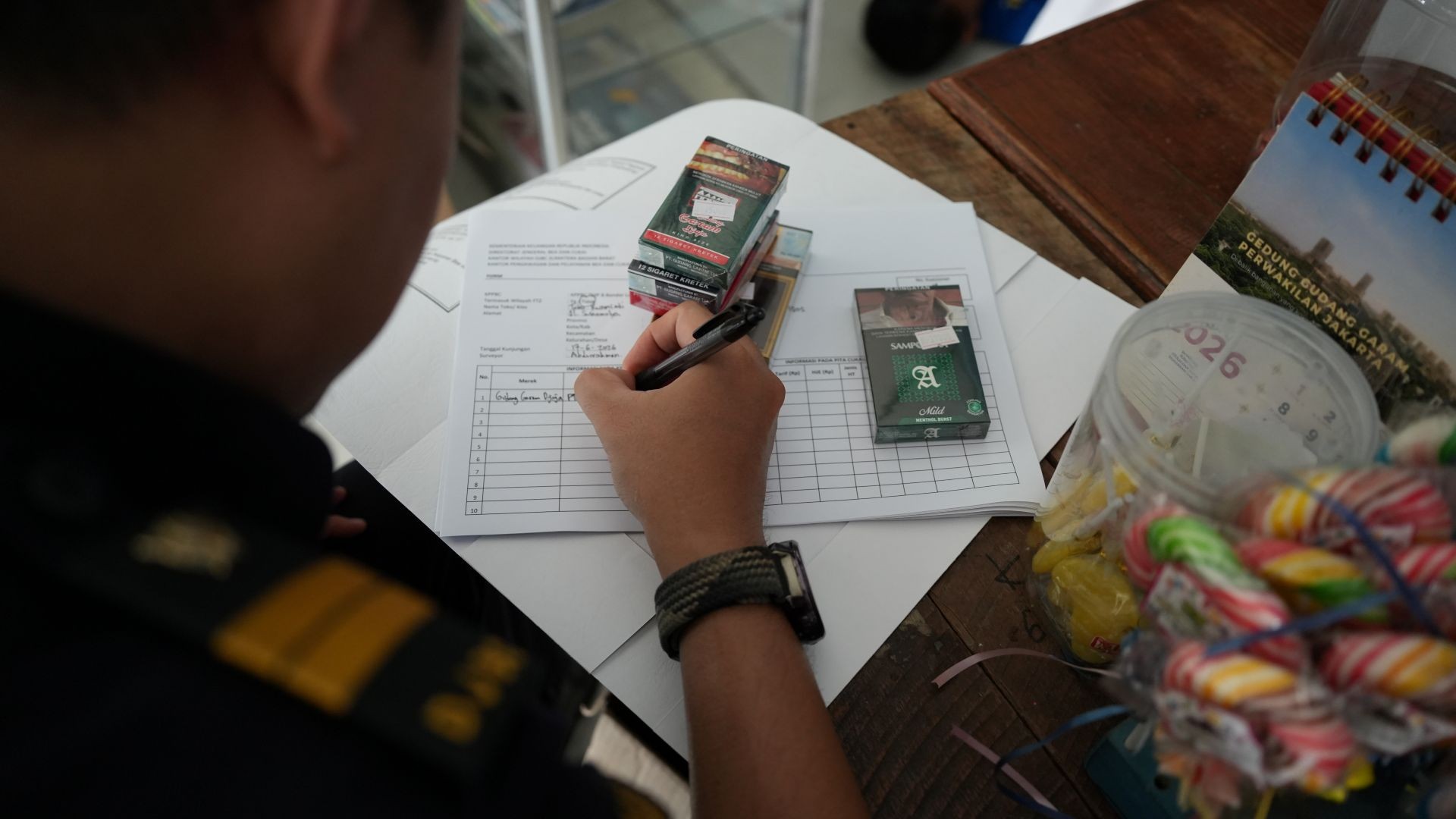 Bea Cukai Lampung Pantau Harga Rokok dan Edukasi Pedagang