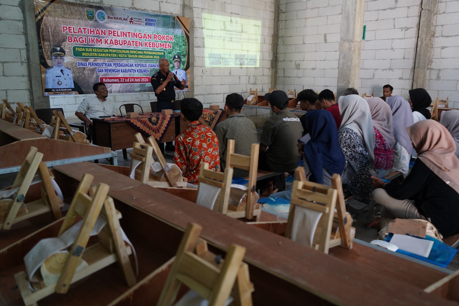 Bea Cukai Cilacap Berikan Edukasi Ketentuan Cukai kepada Buruh Pabrik di Cilacap dan Kebumen