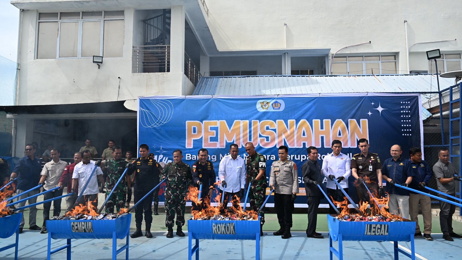 BEA CUKAI LHOKSEUMAWE DAN KANWIL BEA CUKAI ACEH MUSNAHKAN 22,2 JUTA BATANG ROKOK ILEGAL