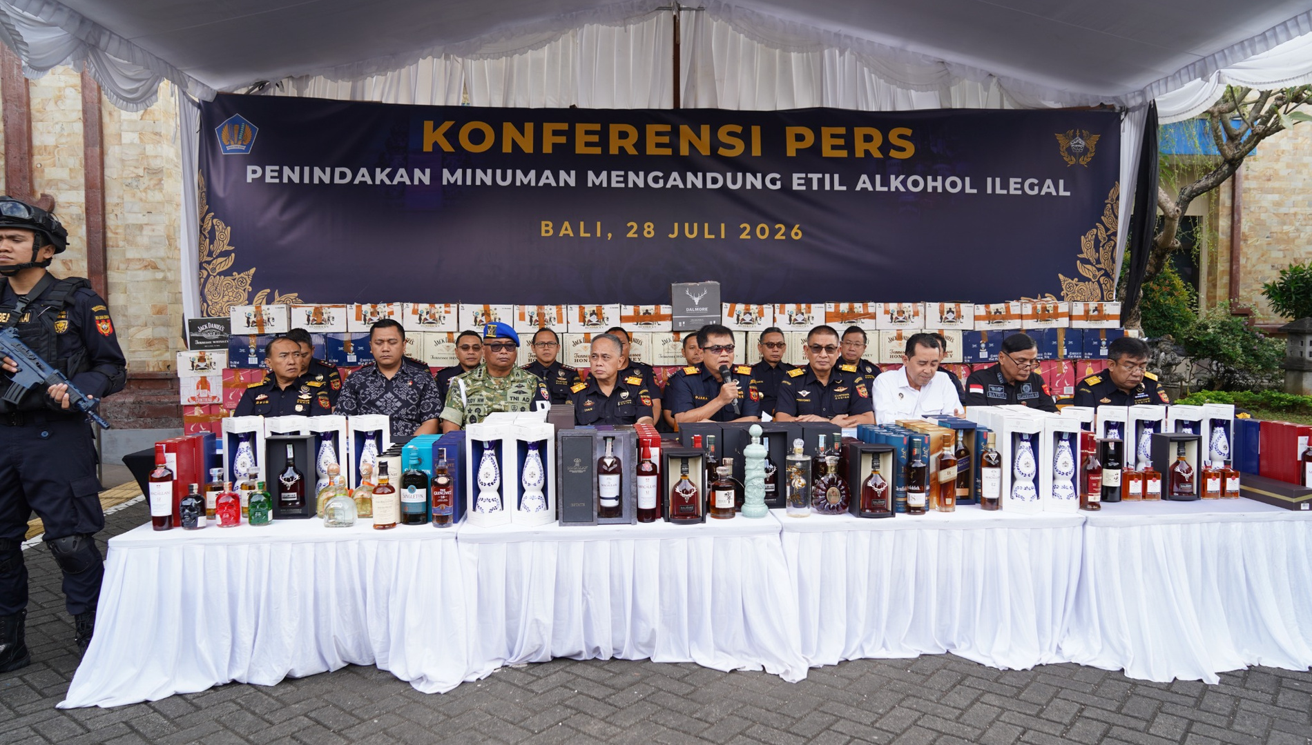 Bea Cukai dan BAIS TNI Bongkar Timbunan 19 Ribu Botol Miras  pita Cukai Palsu Senilai 12,55 Miliar Rupiah di Bali
