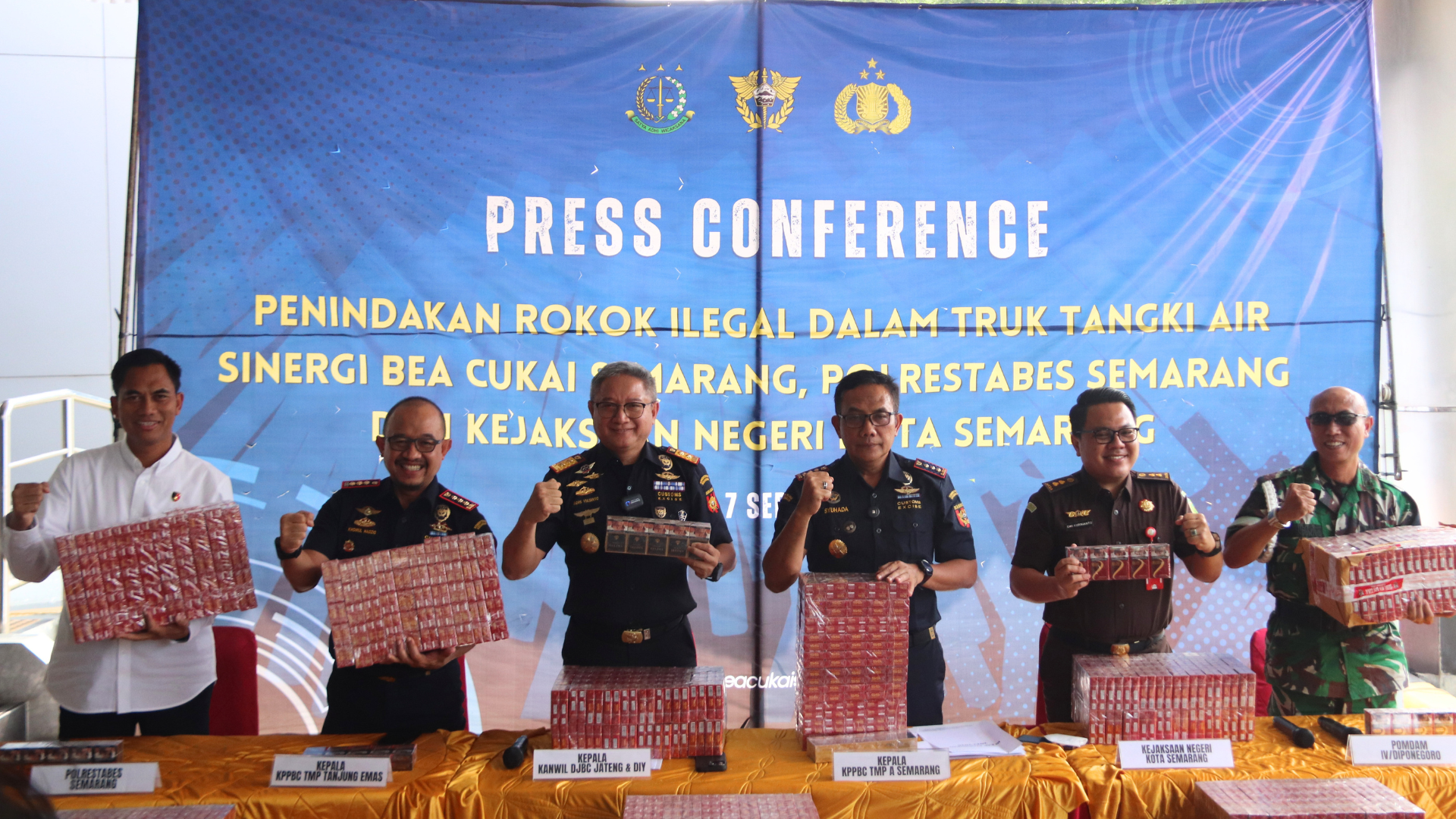 Bukan Air Bersih! Bea Cukai Semarang Bongkar Truk Tangki Berisi Jutaan Batang Rokok Ilegal