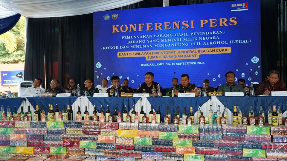 Bea Cukai Sumbagbar dan Bea Cukai Bandar Lampung Musnahkan Rokok dan Miras Ilegal