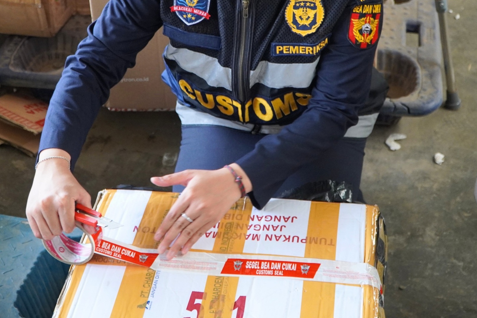 Operasi ASAP, Bea Cukai Banten Periksa Pengiriman Barang Kena Cukai di PJT
